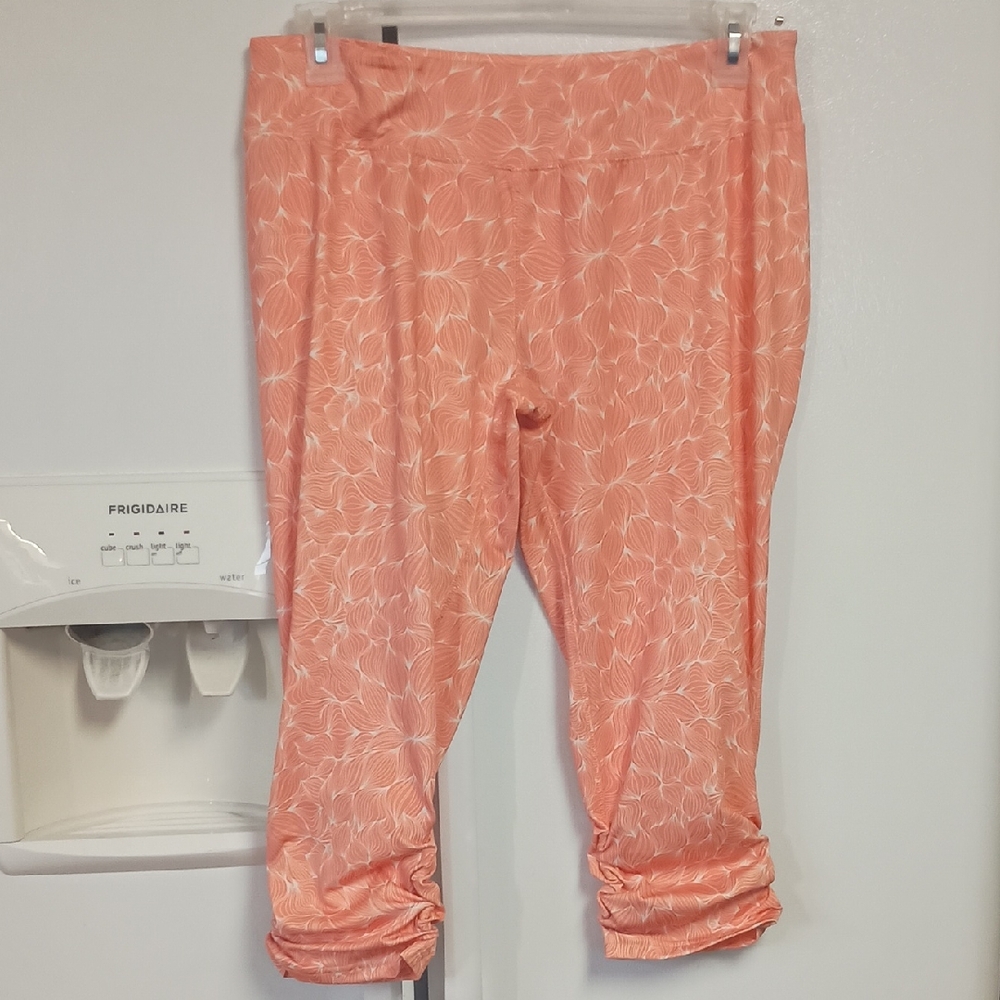 Mad Style Women's Peach Patterned Capri Pants. Size XL